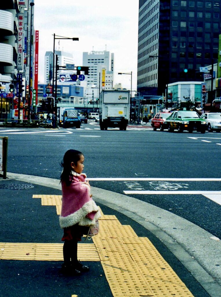 シャーリーテンプルのポンチョを着ている娘