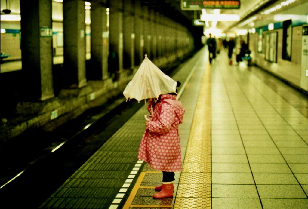 シャーリーテンプルのレインコートと長靴の娘