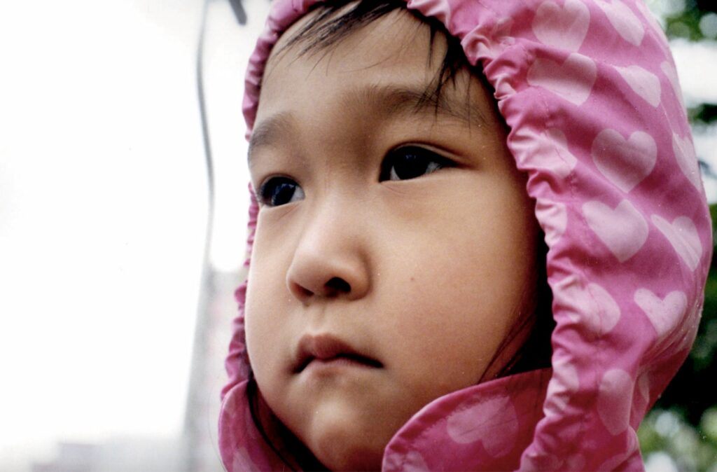 幼稚園時代の娘。シャーリーテンプルのレインコート。