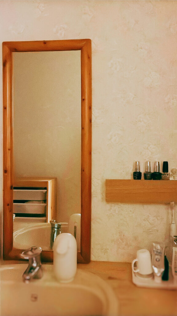 脱衣所の鏡に映る、静かな日常の空間