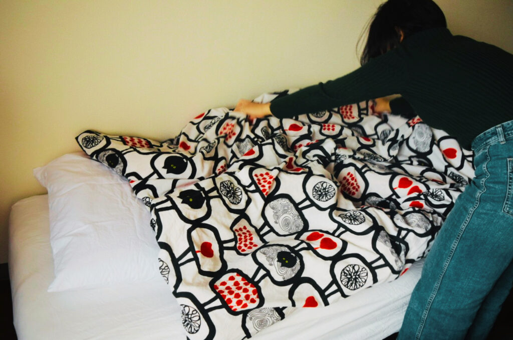 娘がベッドメイキングをしているところ。もちろんメディカル枕もあります。