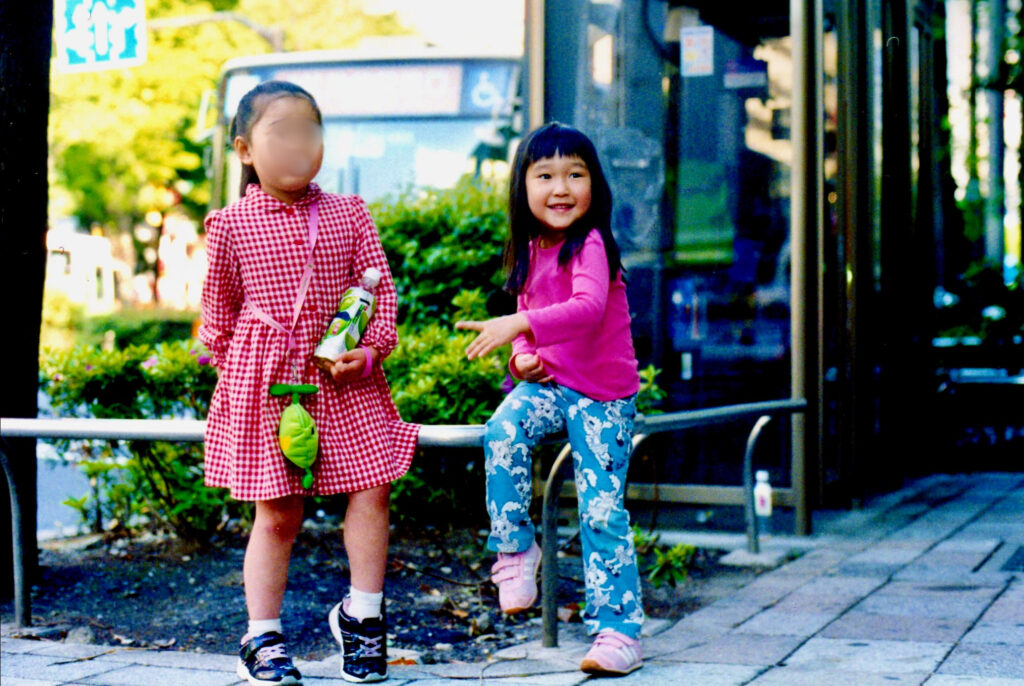 シャーリーテンプルのキューティーバニーのパンツを履いた娘とお友達