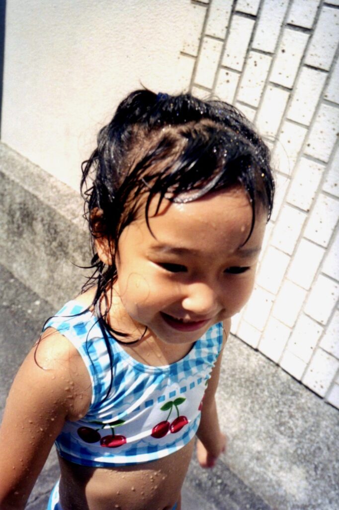 シャーリーテンプルの水着を着ている娘