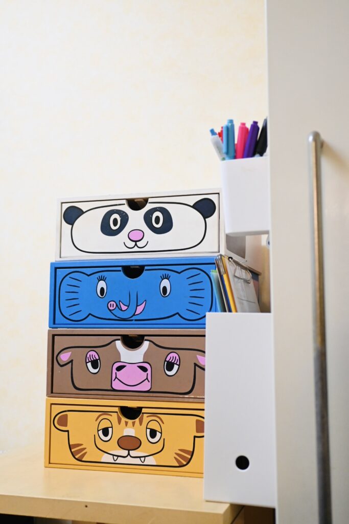 冷蔵庫の横にある、ロドニーの引き出し。フェリシモで毎月1つずつ届いた。