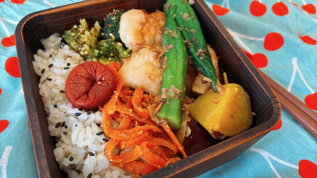 460mlの杉のわっぱ弁当箱に詰めたごはんと梅干しと作り置きおかず