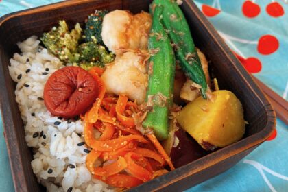 460mlの杉のわっぱ弁当箱に詰めたごはんと梅干しと作り置きおかず
