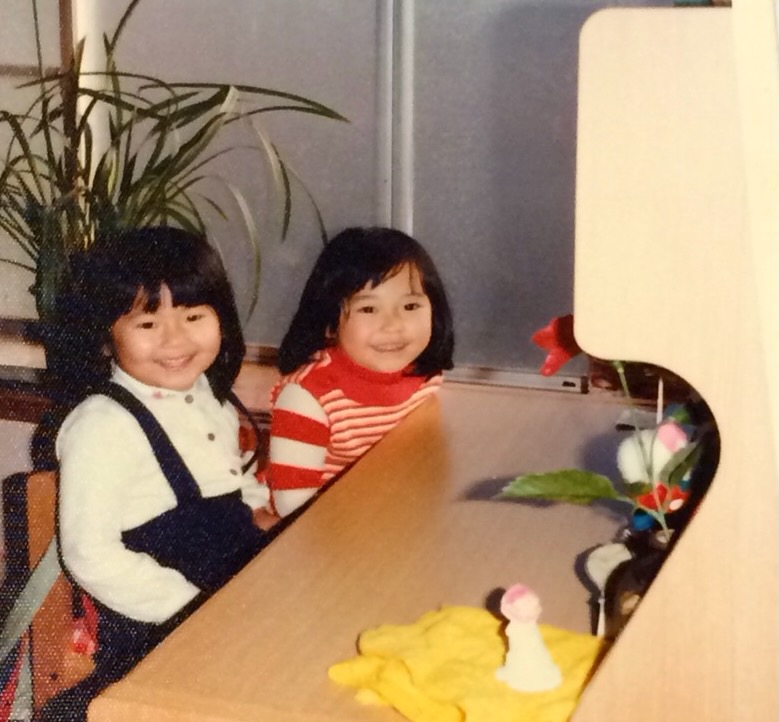 『Sunny』の頃の私。 小学校入学直前。
赤い服が私で、手前が1歳下のいとこ。