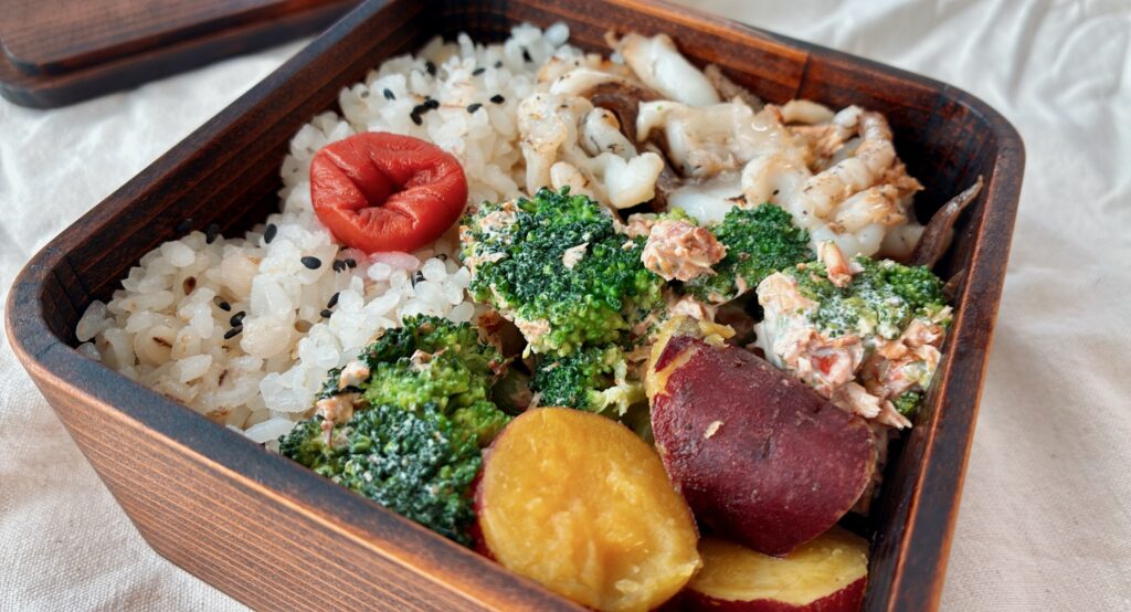 杉のわっぱ弁当箱460mlに詰めたごはんと梅干し、ブロッコリーやさつまいものお弁当