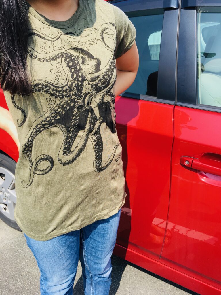 17歳間近の娘。タコプリントのTシャツを着ている。