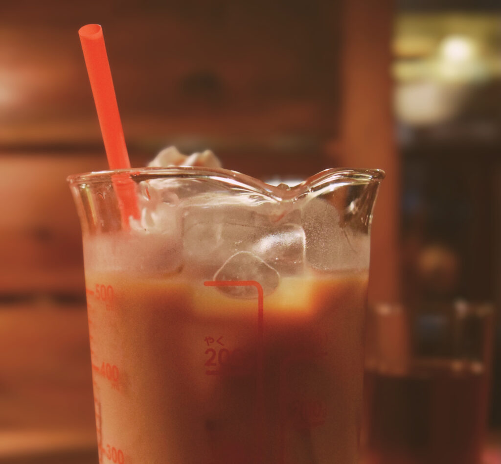 禁煙の衝動を抑えるために立ち寄った喫茶店のアイスカフェオレ