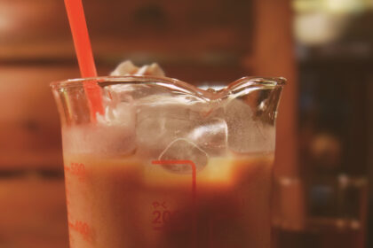 禁煙の衝動を抑えるために立ち寄った喫茶店のアイスカフェオレ