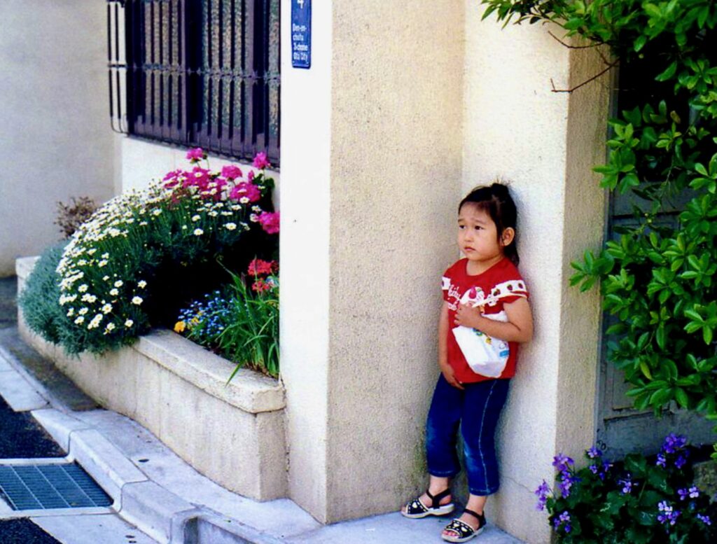 シャーリーテンプルを着た娘。