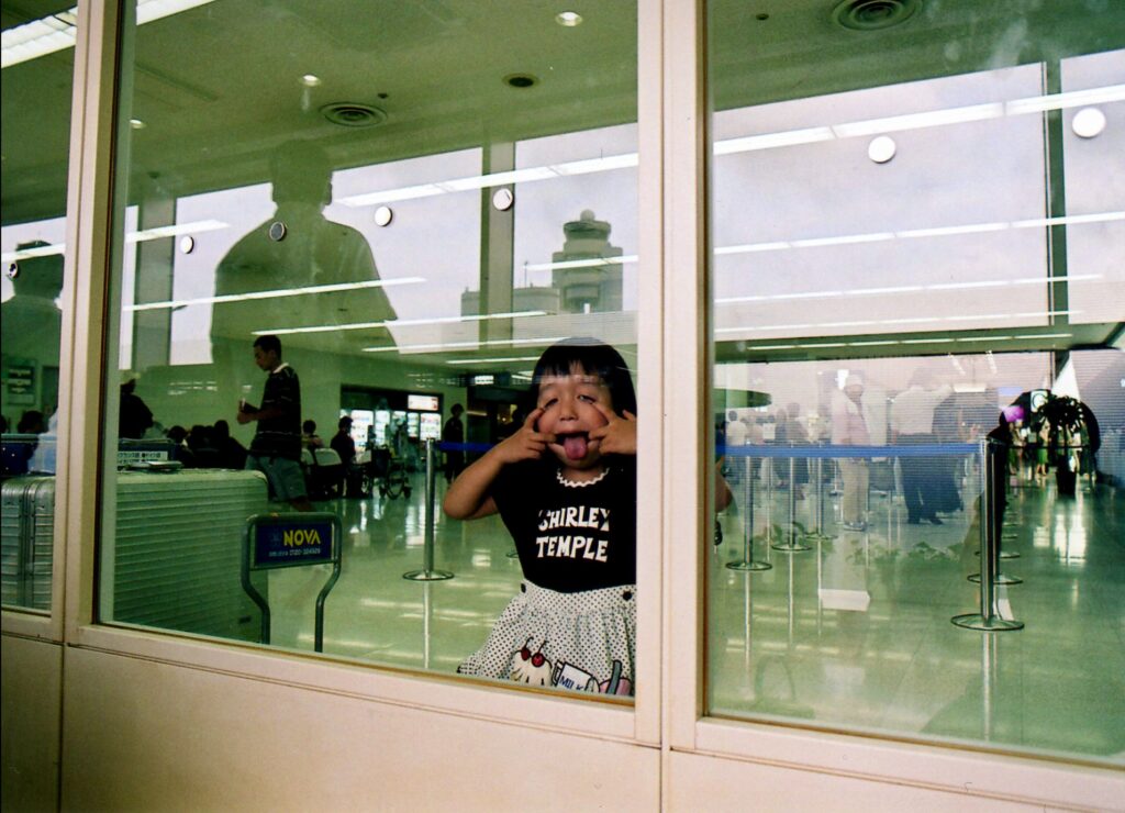 シャーリーテンプルのワンピースを着る娘。