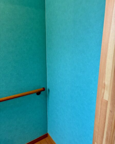 トイレリフォーム後、ターコイズの壁紙