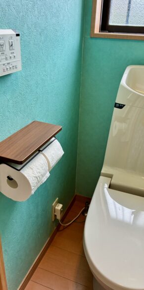 トイレリフォーム後、ターコイズの壁紙