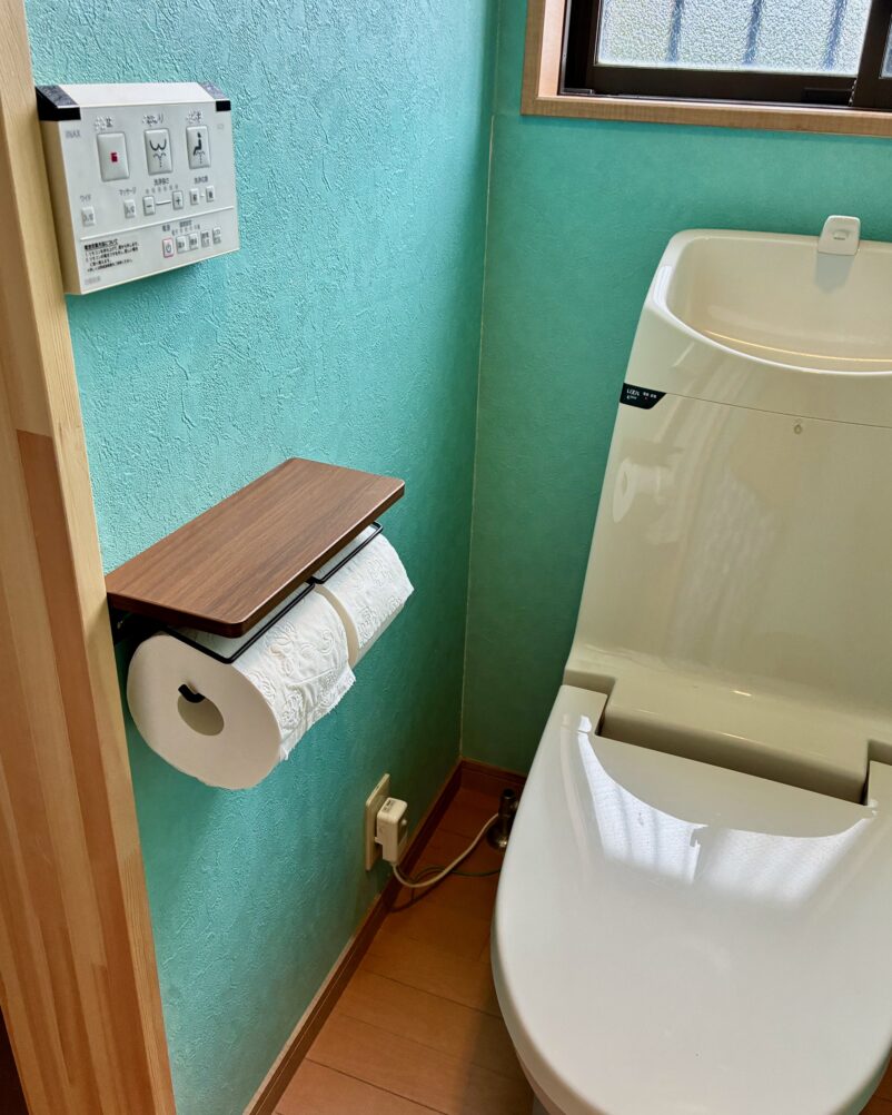 トイレリフォーム後、ターコイズの壁紙