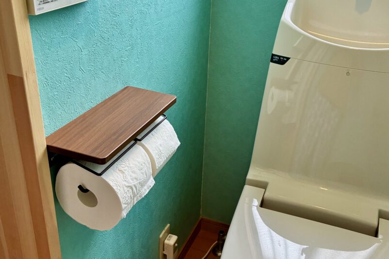 トイレリフォーム後、ターコイズの壁紙