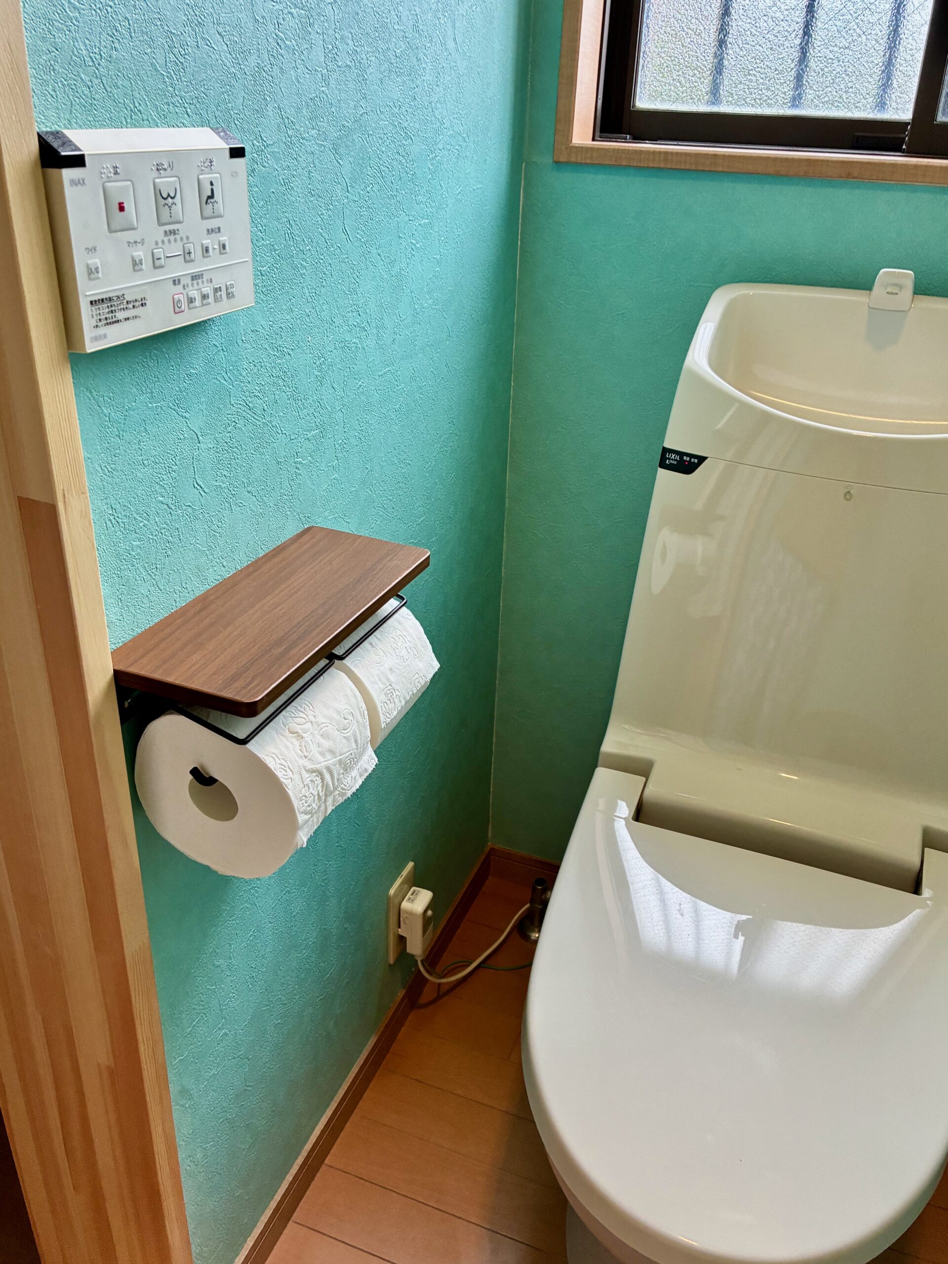トイレリフォーム後、ターコイズの壁紙