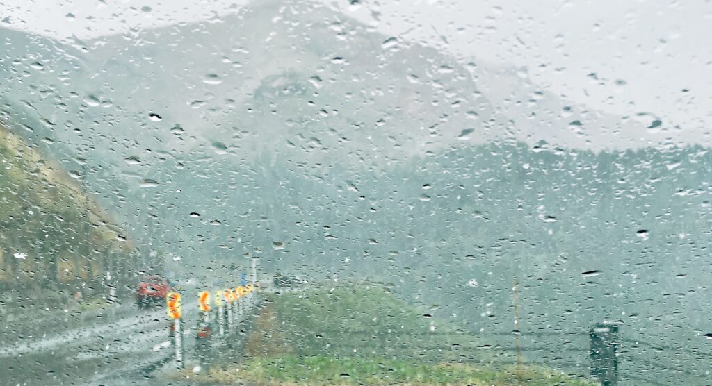 駐車した車内から見た阿蘇の景色。雨。