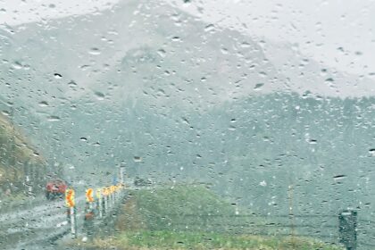 駐車した車内から見た阿蘇の景色。雨。