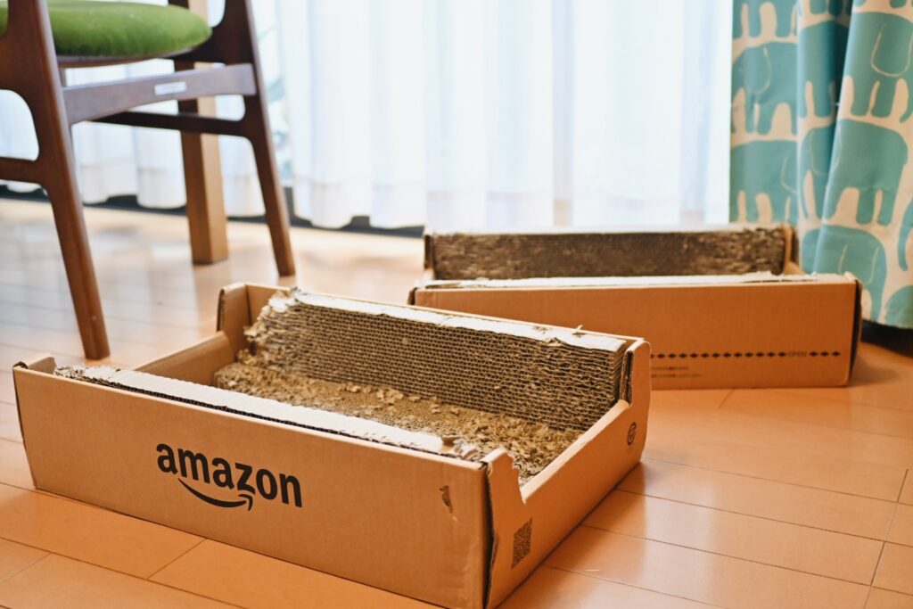Amazonボックス型の猫用爪とぎが2つ床に並んでいる様子