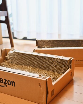 Amazonボックス型の猫用爪とぎが2つ床に並んでいる様子