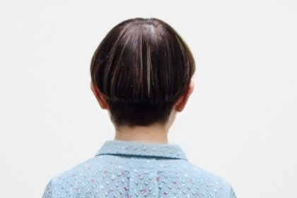 52歳・ショートヘアの女性の後ろ姿。