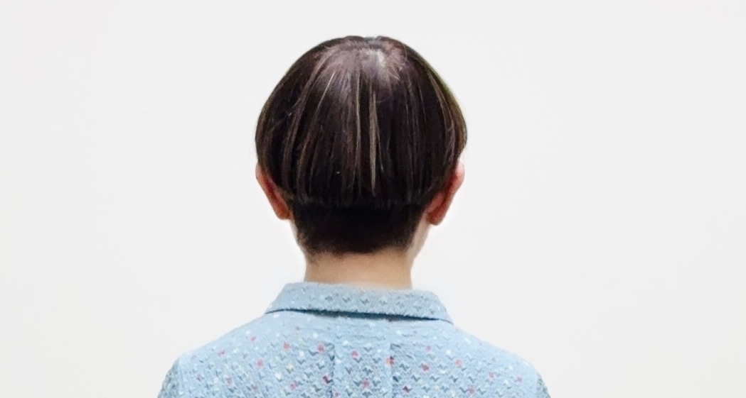 52歳・ショートヘアの女性の後ろ姿。