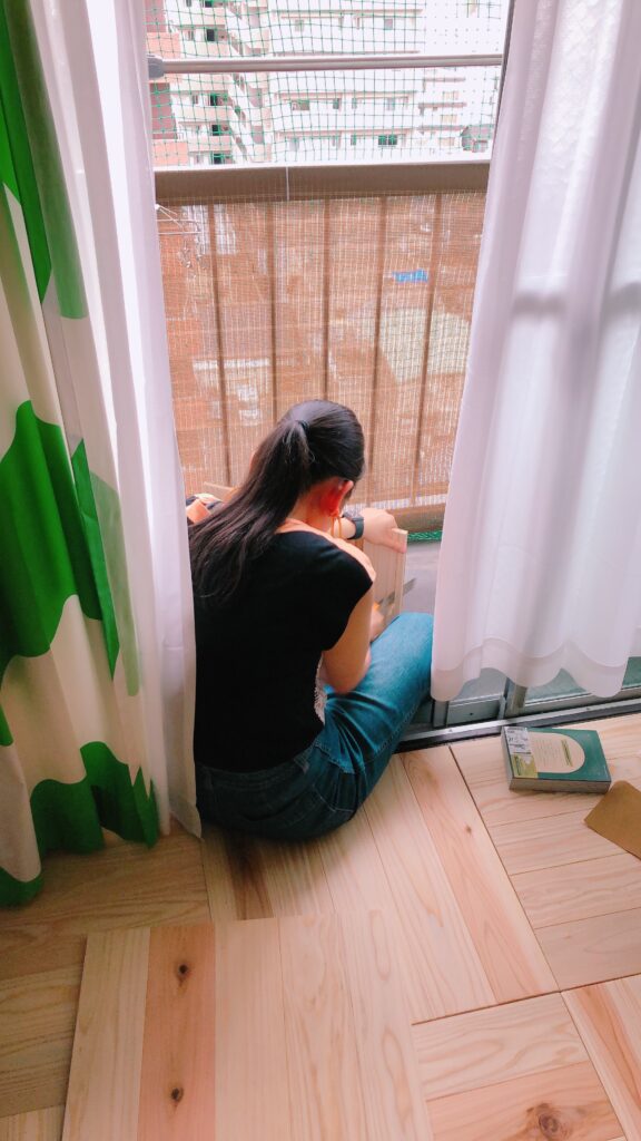 娘がミニノコギリでユカハリタイルをカット中