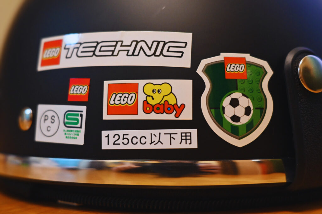 新しく買ったヘルメットにLEGOステッカーをペタペタ