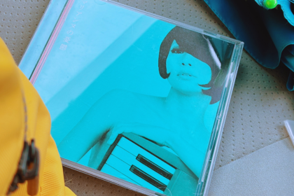 助手席にあるキノコホテル「マリアンヌの憂鬱」