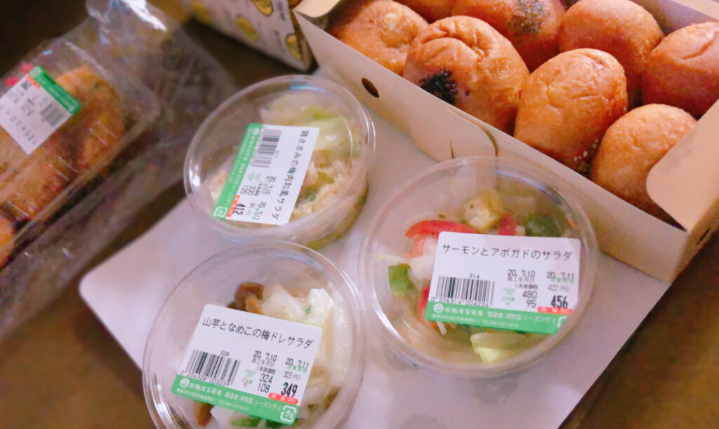 冷蔵庫もない新居にて、清掃の後、デパ地下惣菜で夕食
