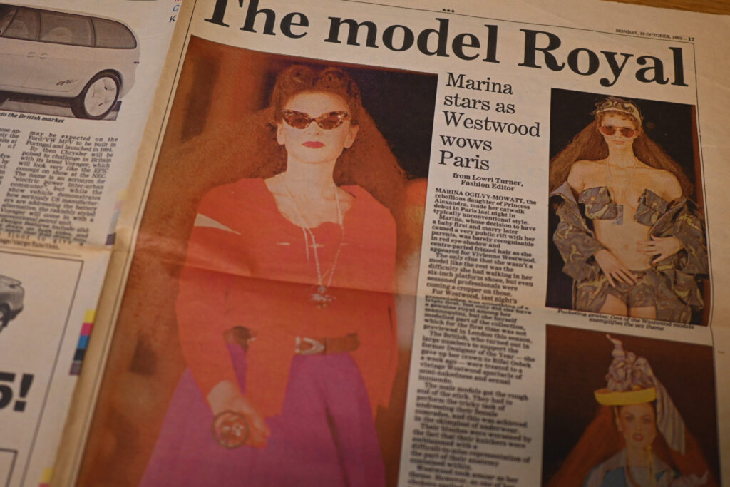 1990年10月15日（月曜日）発行の『イブニング・スタンダード（Evening Standard）』紙 メイン記事：マリーナ・オギルビー・モワットがヴィヴィアン・ウエストウッドのショーに登場