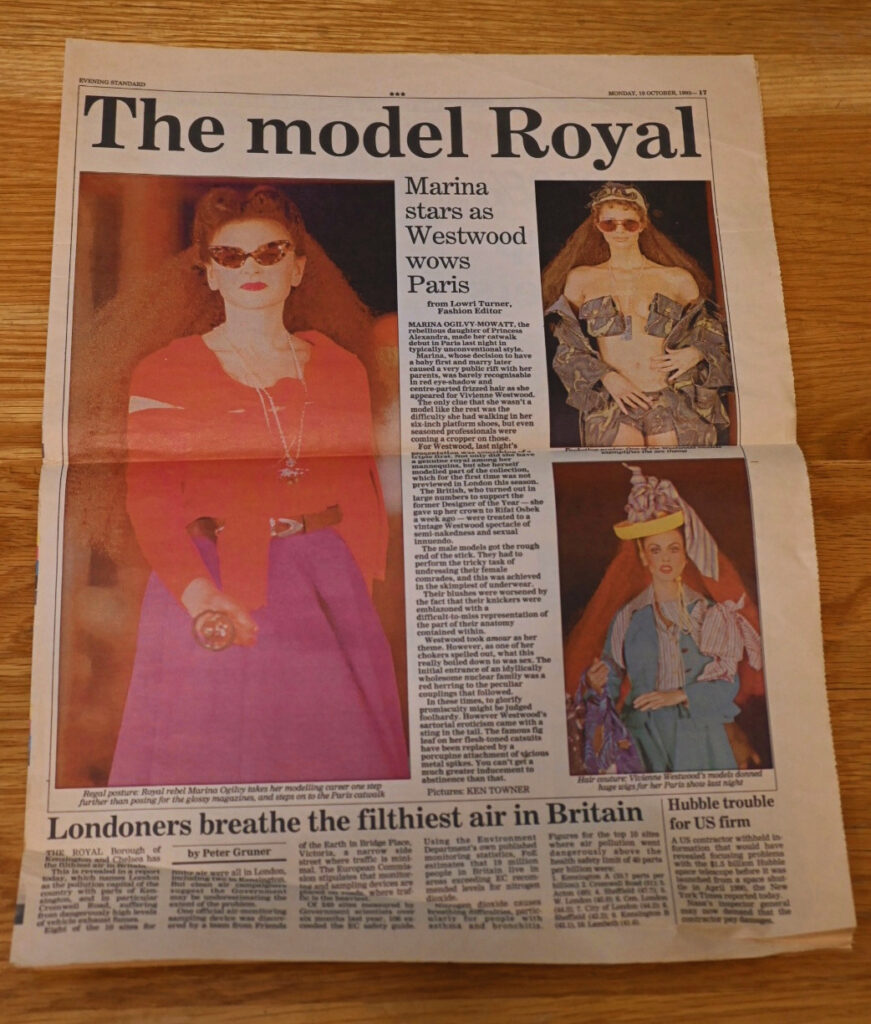 1990年10月15日（月曜日）発行の『イブニング・スタンダード（Evening Standard）』紙 メイン記事：マリーナ・オギルビー・モワットがヴィヴィアン・ウエストウッドのショーに登場