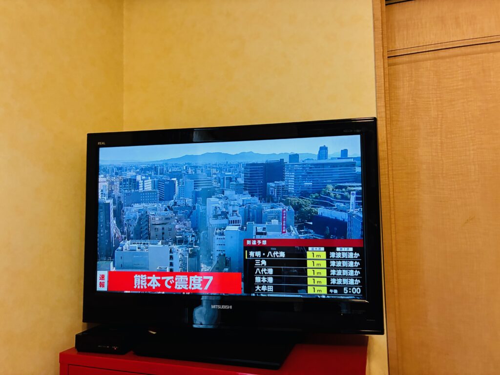 2026年7月の熊本地震にて倒れた楽器のハードケースと香水瓶