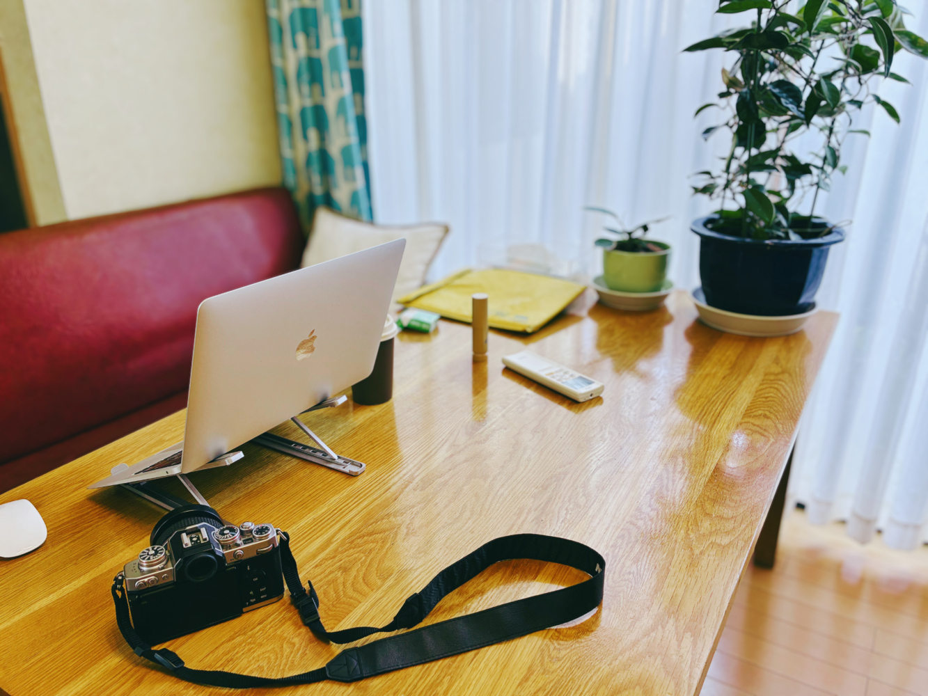 MacBook Airとカメラが置かれたテーブル