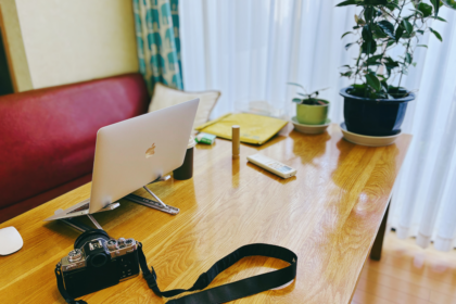 MacBook Airとカメラが置かれたテーブル
