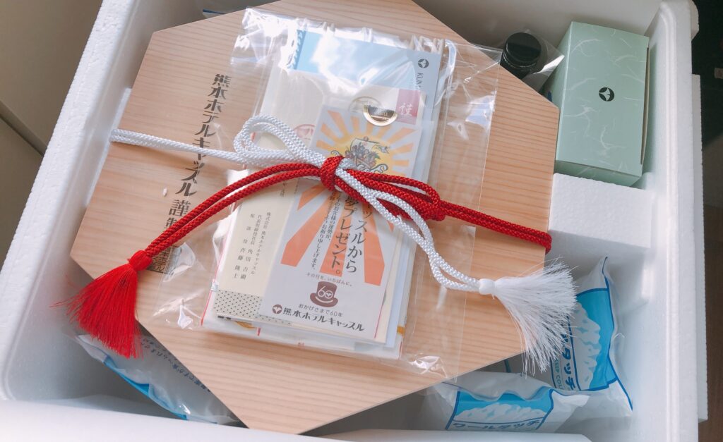 ホテルキャッスルのおせちの、箱を開けたところ