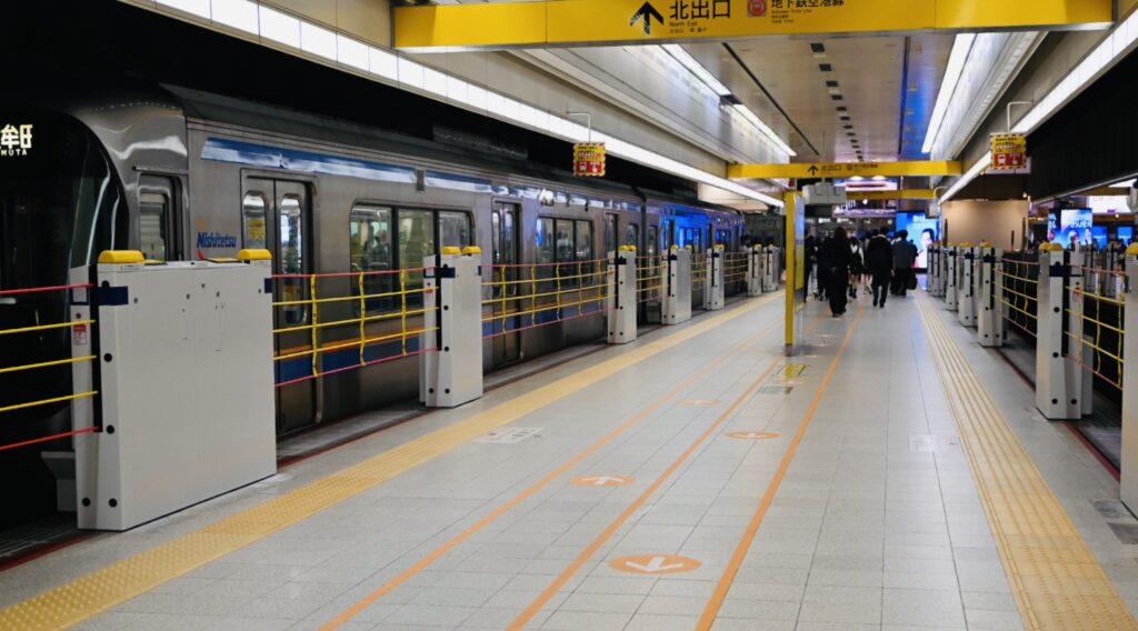 西鉄天神駅、ホームドアならぬロープ柵