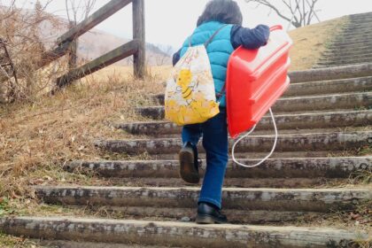 阿蘇で子ども用ドクターマーチンを履く息子