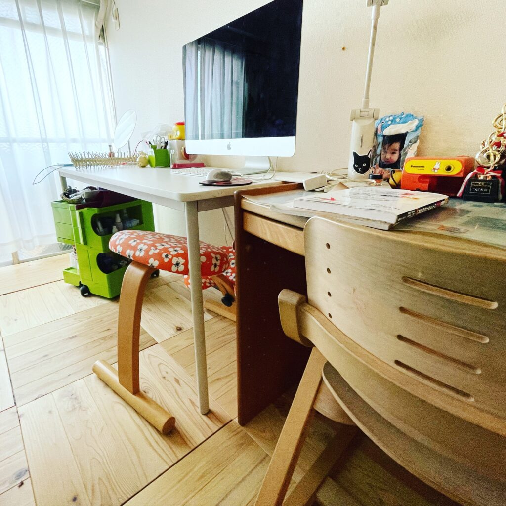 築古マンションで机を並べていた
