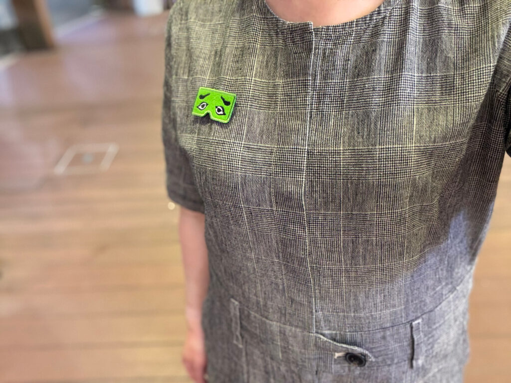 博多にわか刺繍ブローチをつけてみた