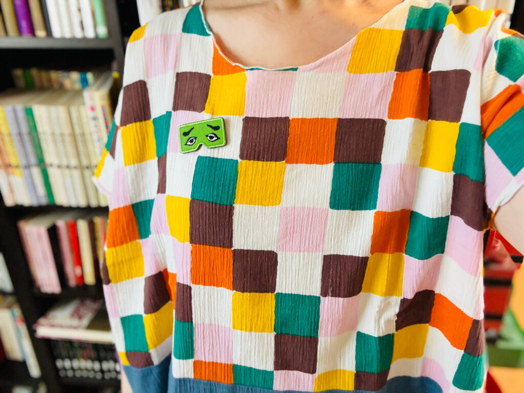 博多にわか刺繍ブローチをつけてみた
