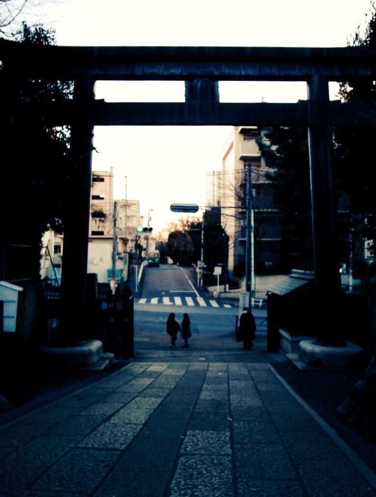 諏訪神社の鳥居の下の娘とお友だち